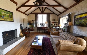 10 Innovative Ways to Add a Focal Point to Your Living Room Without a Fireplace