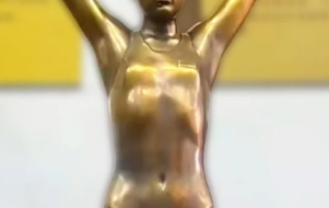 A museum in China is facing public criticism over a statue of Olympic diving hero Quan Hongchan. 