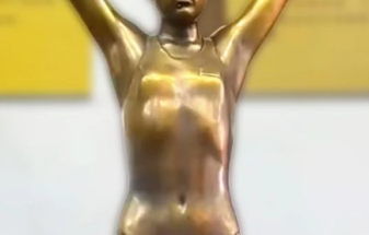 A museum in China is facing public criticism over a statue of Olympic diving hero Quan Hongchan. 